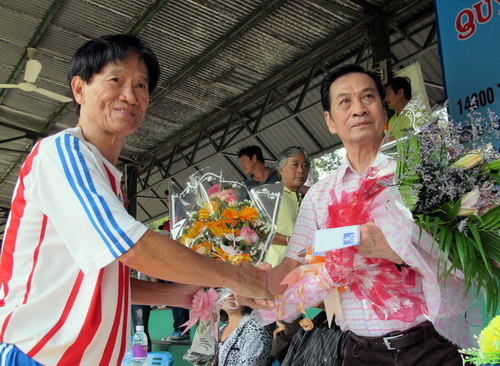 Nhận hoa ch&uacute;c mừng từ đồng nghiệp, cựu danh thủ miền Nam Hồ Thanh Cang nh&acirc;n sinh nhật thứ 78 (14-2-2014)