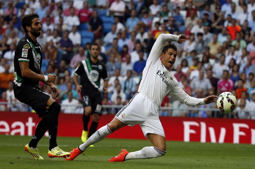 Ronaldo bị hậu vệ Cordoba chăm sóc kỹ