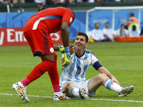 Dzeko lập công, Nigeria theo chân Argentina vào vòng 2