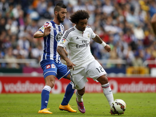 Marcelo (phải) tranh chấp b&oacute;ng với Meduljanin