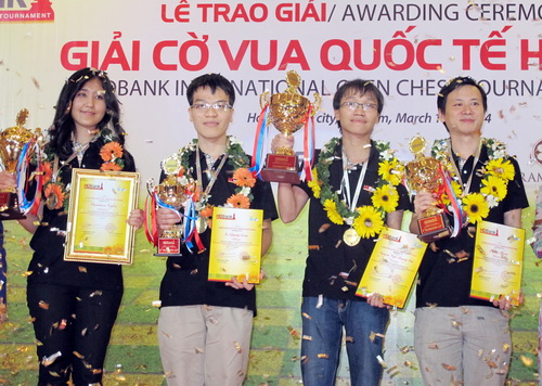 Các kỳ thủ đạt thứ hạng cao (từ trái sang Muminova, Lê Quang Liêm, Nguyễn Ngọc Trường Sơn, Zhang Zhong)