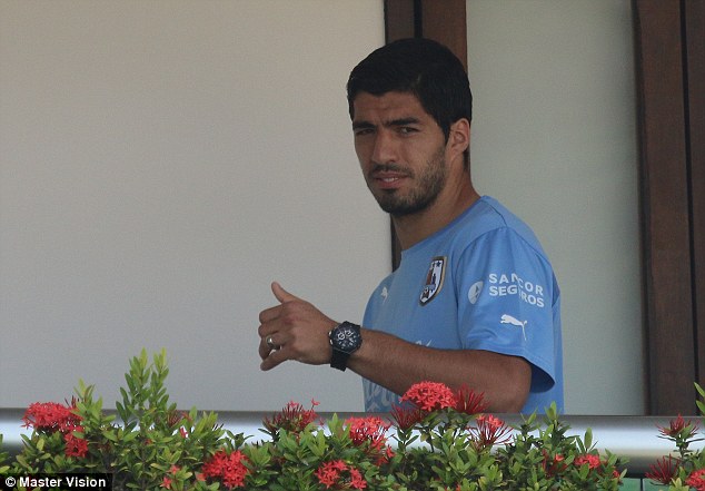 Suarez cần được giúp đỡ hơn là lên án