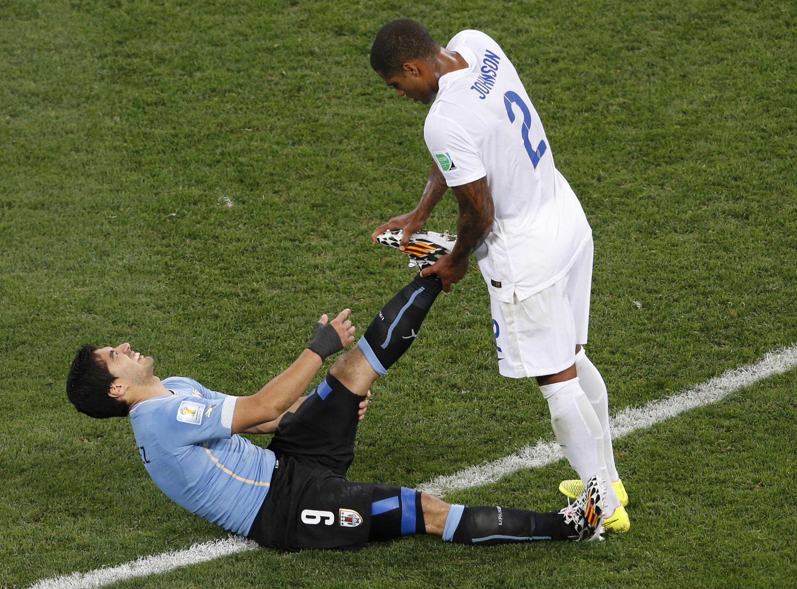 Johnson gi&uacute;p Suarez nhanh ch&oacute;ng nhập cuộc