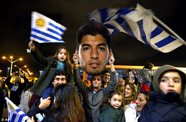 Trở về nước, Suarez được chào đón như người hùng
