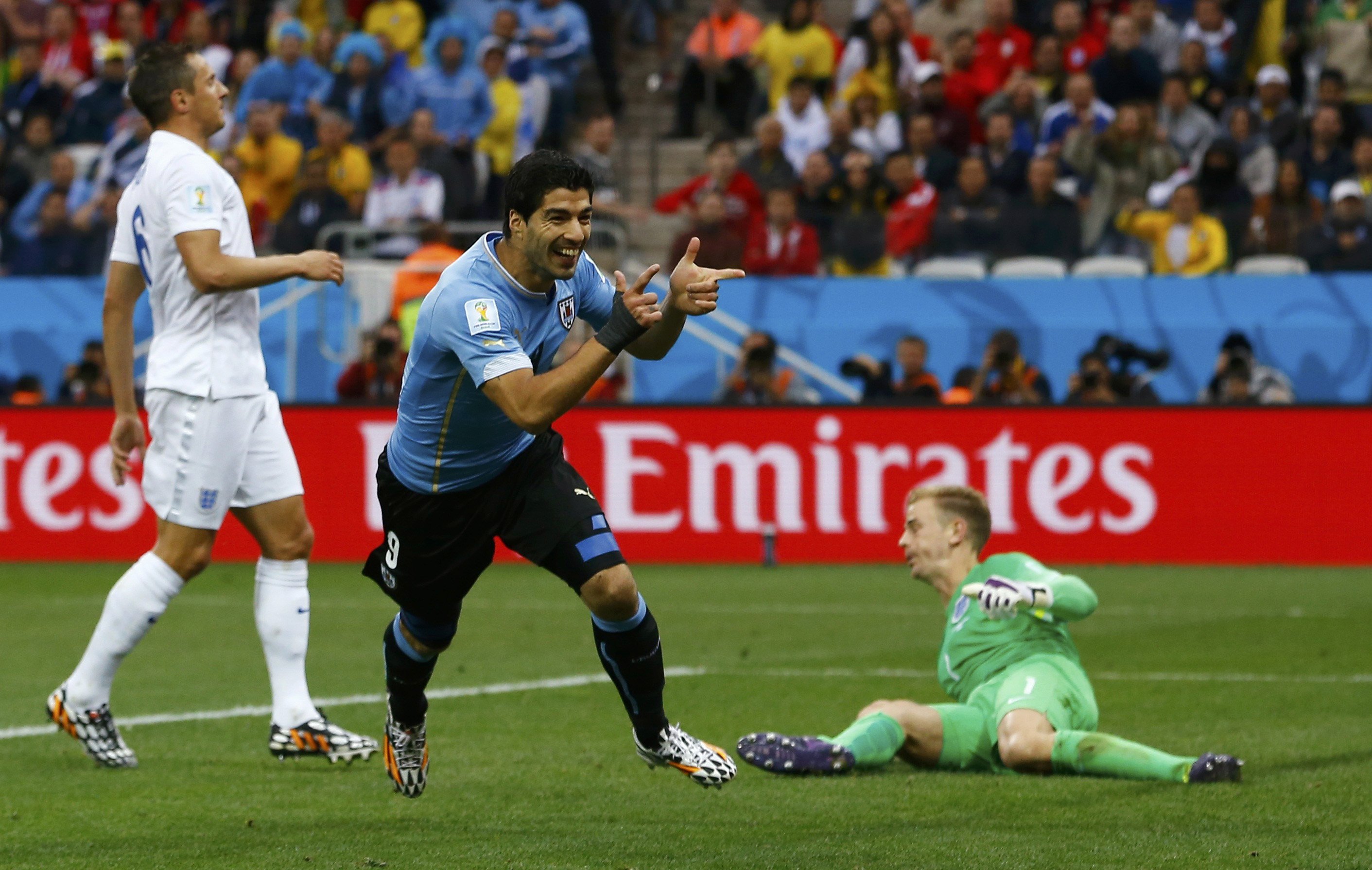 Suarez hạ Joe Hart, ghi b&agrave;n đầu ti&ecirc;n cho Uruguay
