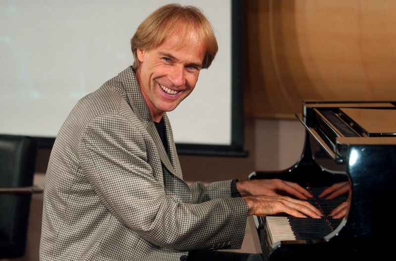 Richard Clayderman được s&aacute;ch kỷ lục Guiness ghi danh l&agrave; Nghệ sĩ piano th&agrave;nh c&ocirc;ng nhất thế giới