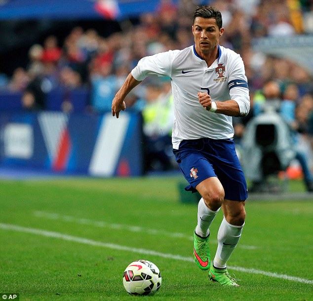 Ronaldo kh&ocirc;ng chỉ đ&aacute; b&oacute;ng hay m&agrave; c&ograve;n được rất nhiều y&ecirc;u th&iacute;ch ở vẻ bề ngo&agrave;i
