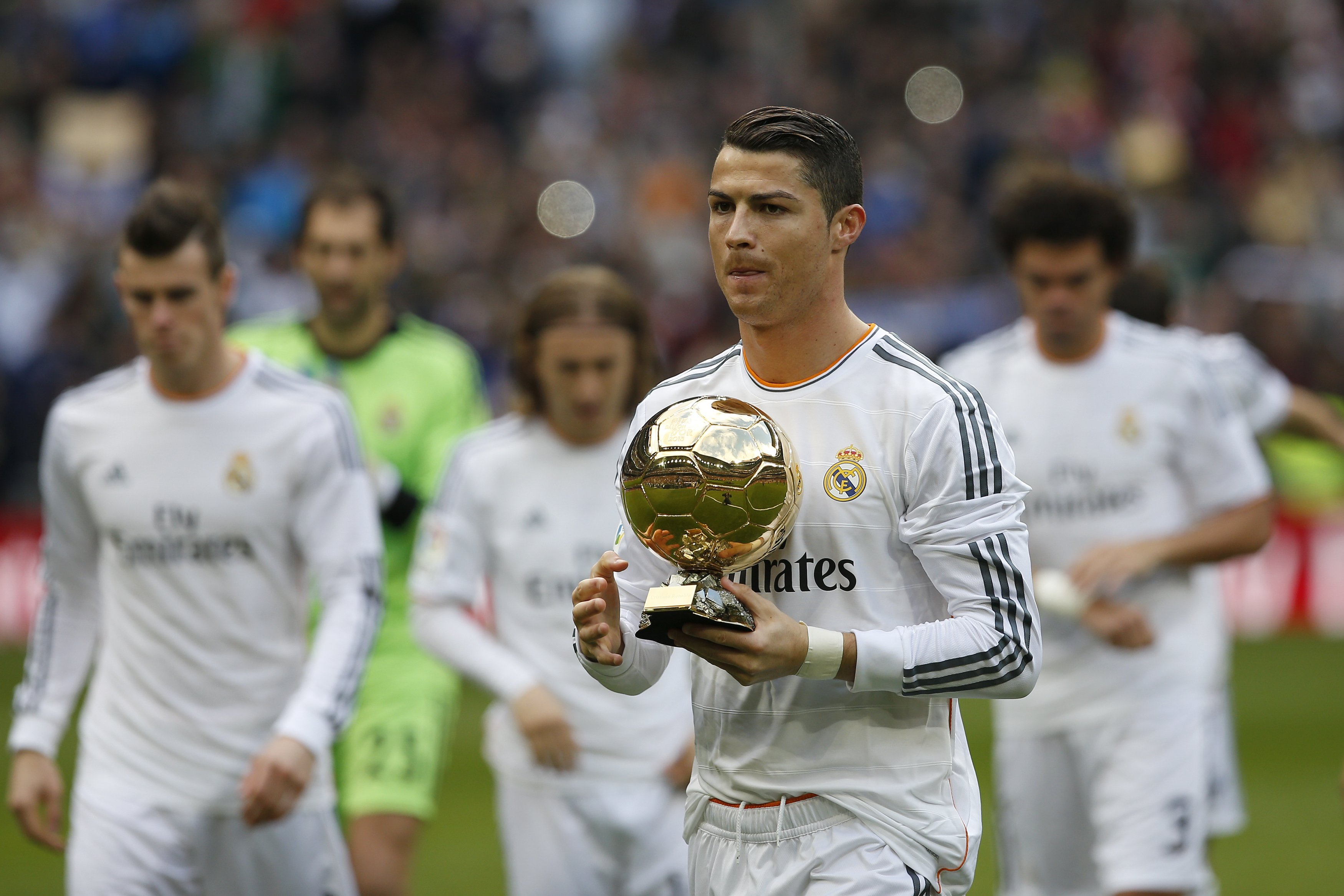 Ronaldo đưa Real Madrid tạm chiếm ngôi đầu La Liga