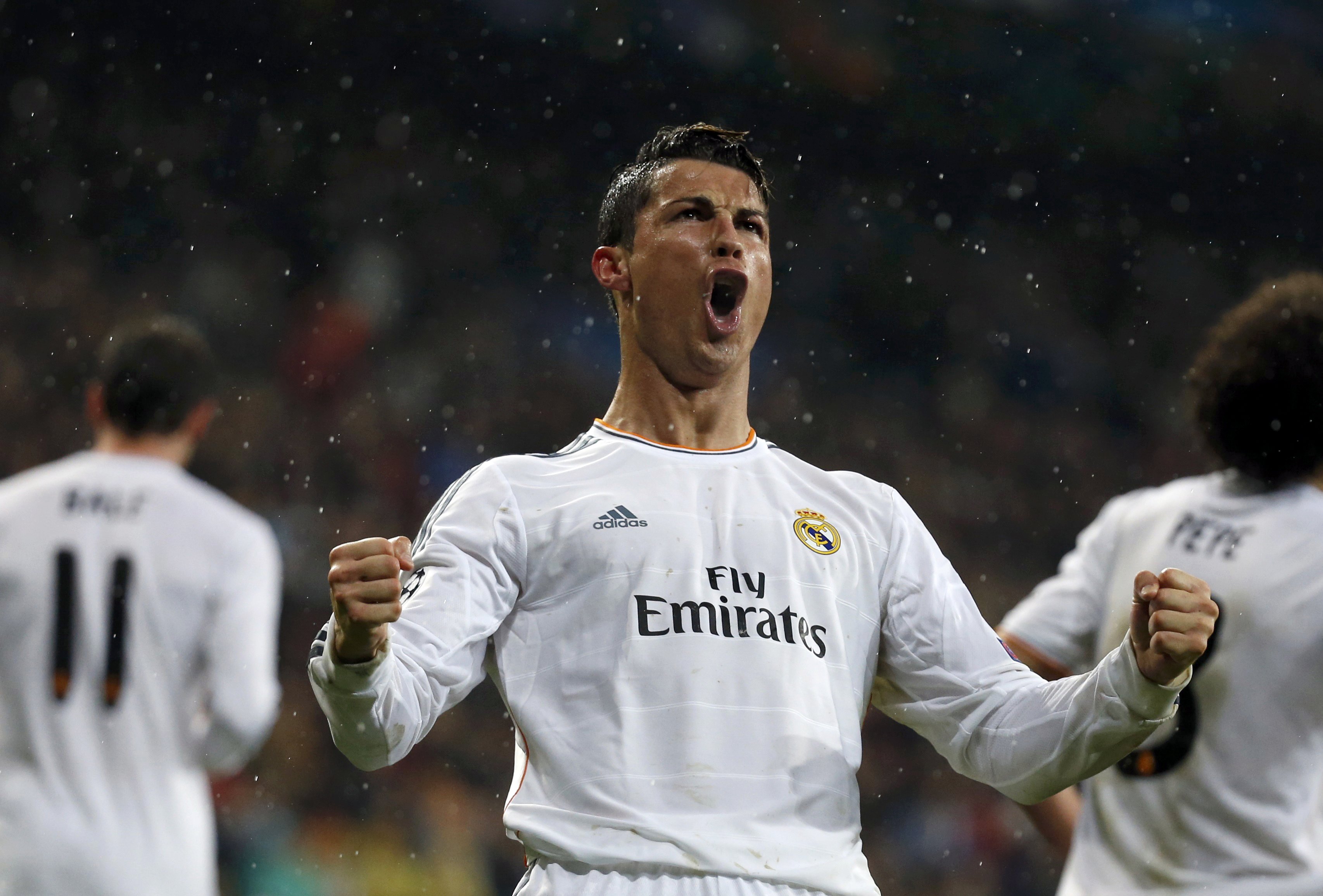Ronaldo san bằng kỷ lục của Messi ở Champions League