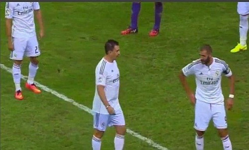 Ronaldo giả trò chuyện với Benzema