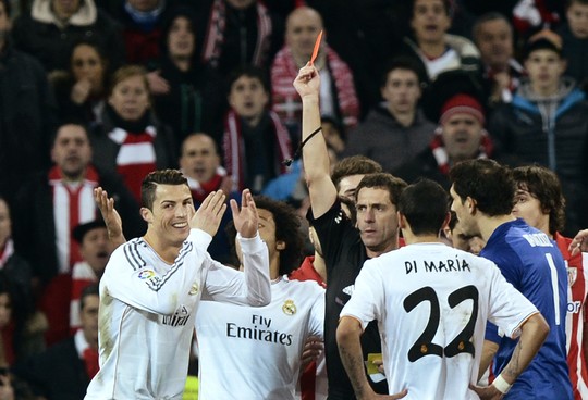 Ronaldo nhận án treo giò 3 trận ngay sinh nhật