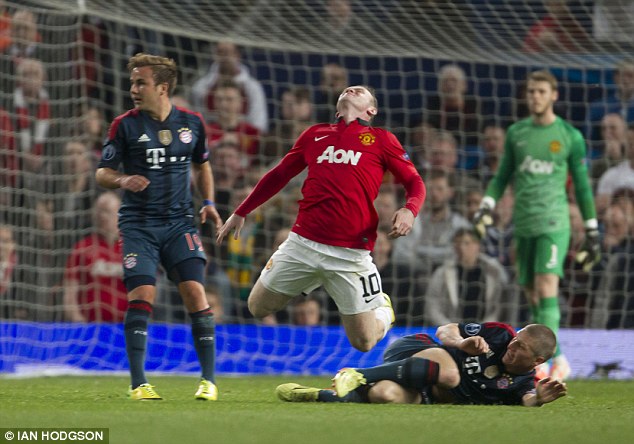 HLV Guardiola nổi nóng với màn "diễn kịch" của Rooney