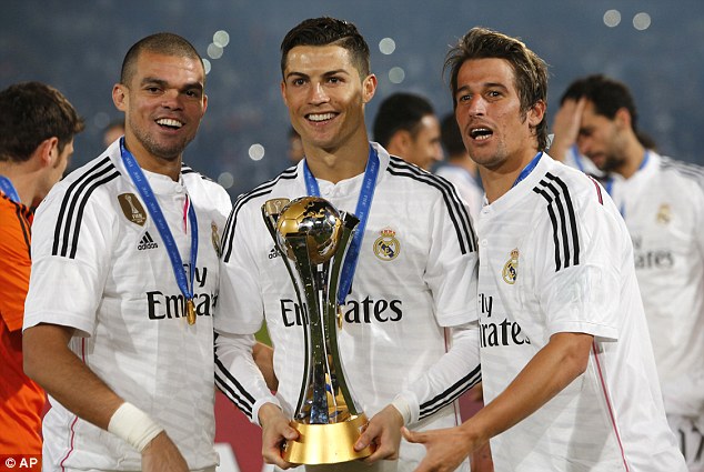 Pepe, Ronaldo v&agrave; Coentrao b&ecirc;n chiếc c&uacute;p v&ocirc; địch World Cup c&aacute;c CLB