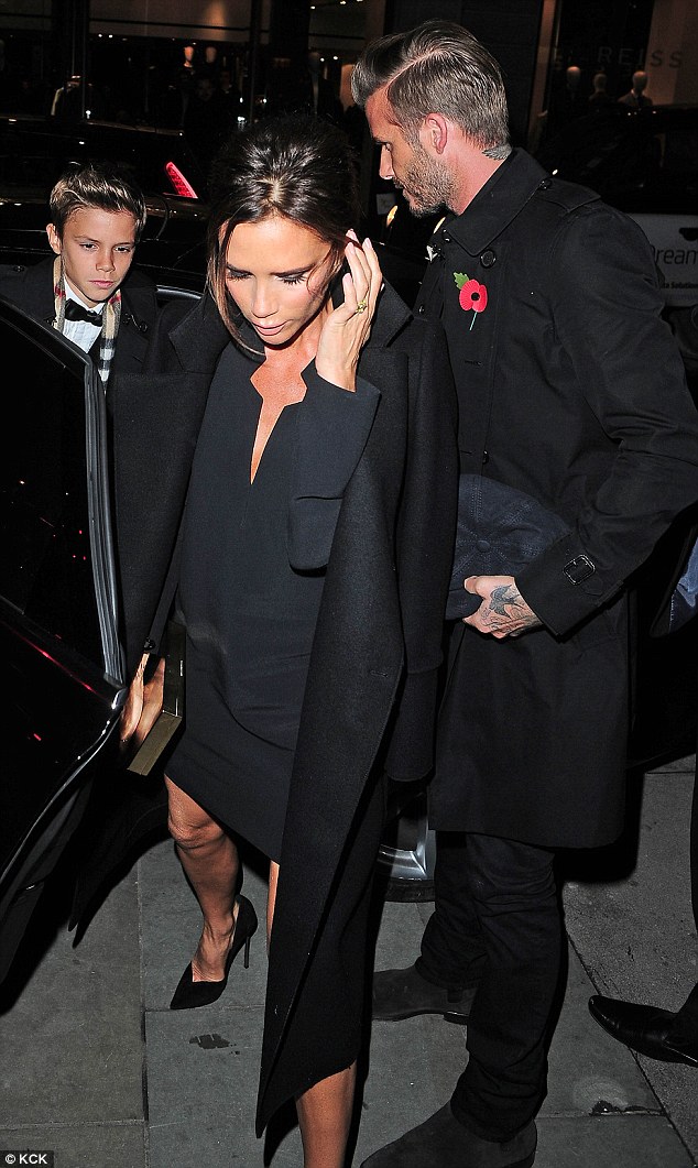 Nhà Beckham xuất hiện tại lễ ra mắt chiến dịch Giáng sinh của Burberry tại London tối 3-11