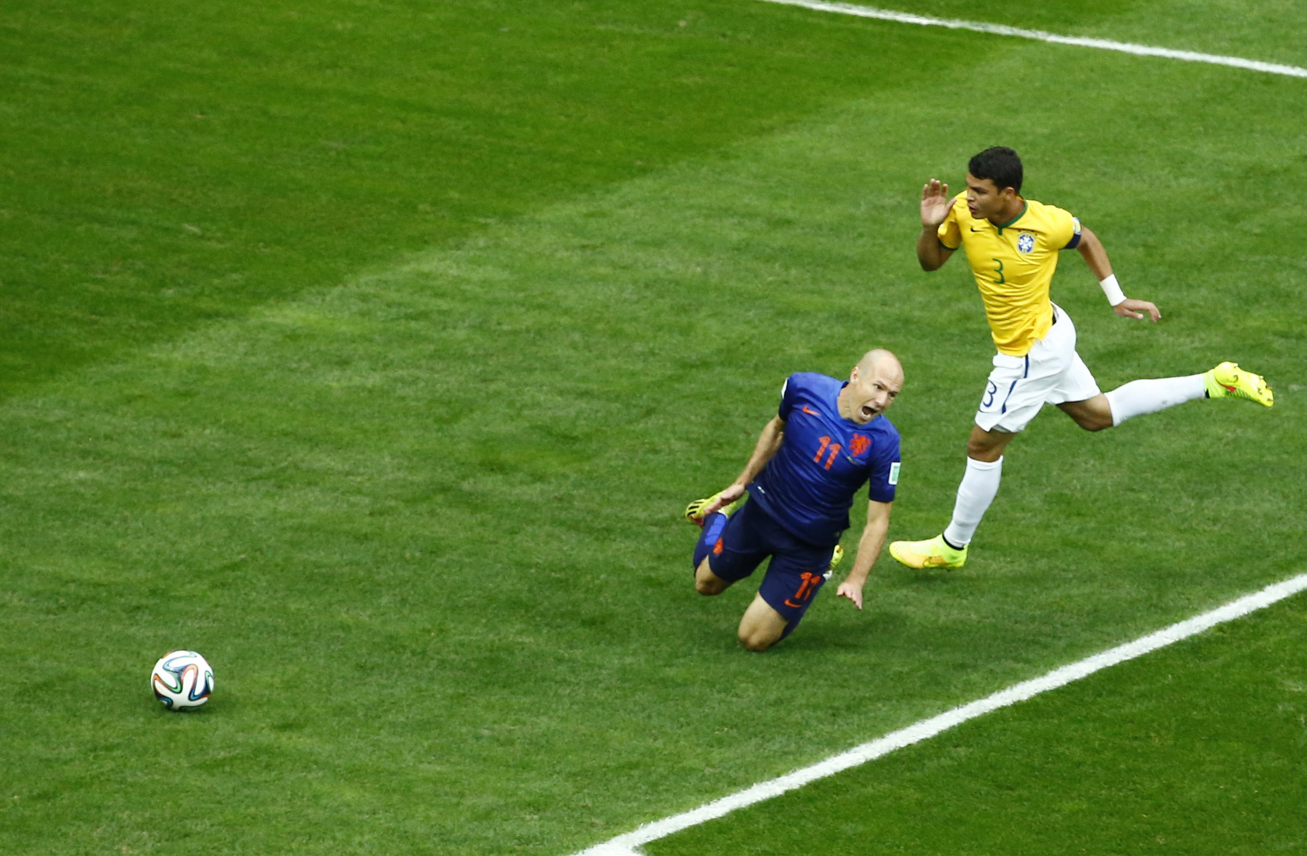 Thiago Silva phạm lỗi với Robben, khiến Brazil phải chịu phạt đền ngay ph&uacute;t thứ 3