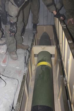 Binh sĩ Israel đang kiểm tra số tên lửa trên con tàu mang tên Klos. Ảnh: Reuters