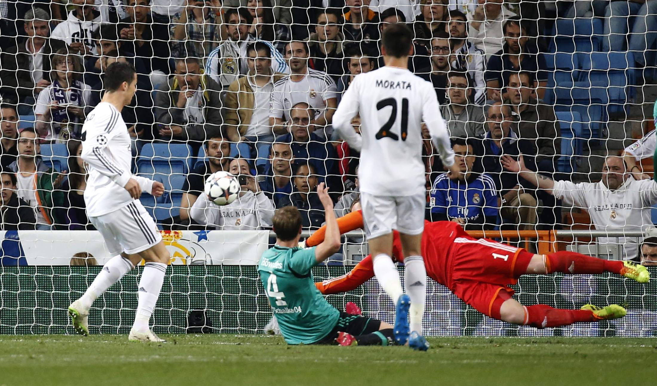 Ronaldo tiếp tục thể hiện duyên ghi bàn vào lưới Schalke với