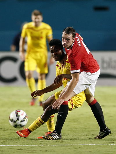 Phil Jones kh&ocirc;ng theo kịp tốc độ của Sterling, đ&agrave;nh phạm lỗi v&agrave; chịu phạt đền