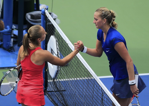 Kvitova (phải) thua trận trước đối thủ 21 tuổi