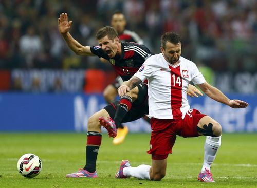 Thomas Mueller bị Wawrzyniak (14) đeo b&aacute;m quyết liệt