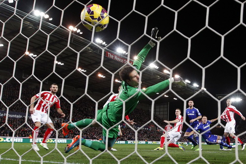 Pha làm bàn phút thứ 2 của John Terry giúp Chelsea thi đấu thoải mái trên sân Britania
