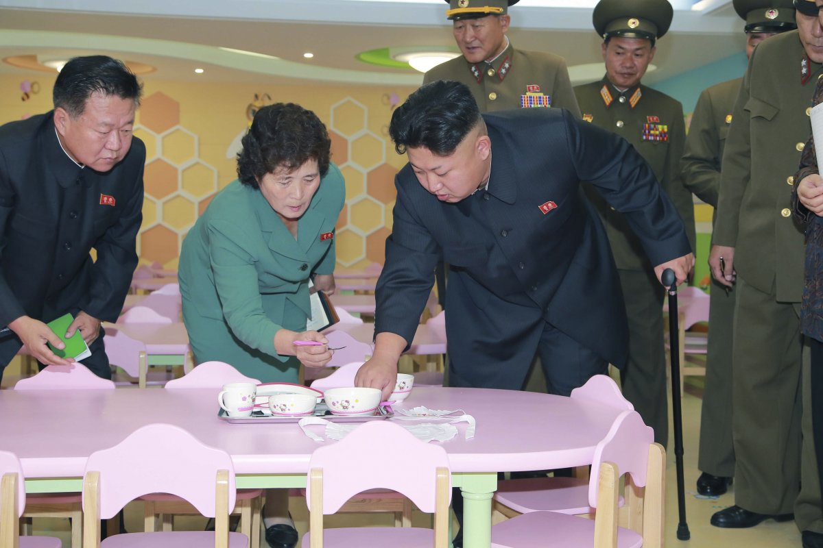 Kim Jong-un xuất hiện hồi đầu th&aacute;ng 10-2014 với c&acirc;y gậy tr&ecirc;n tay. Ảnh:&nbsp;KCNA