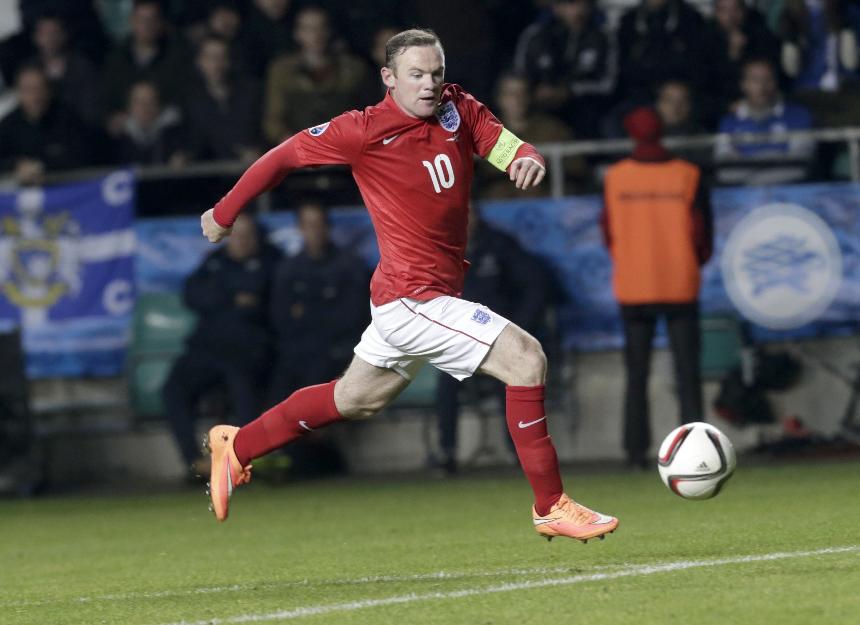 Tiền đạo Rooney của M.U rất c&oacute; duy&ecirc;n ghi b&agrave;n v&agrave;o lưới Man City