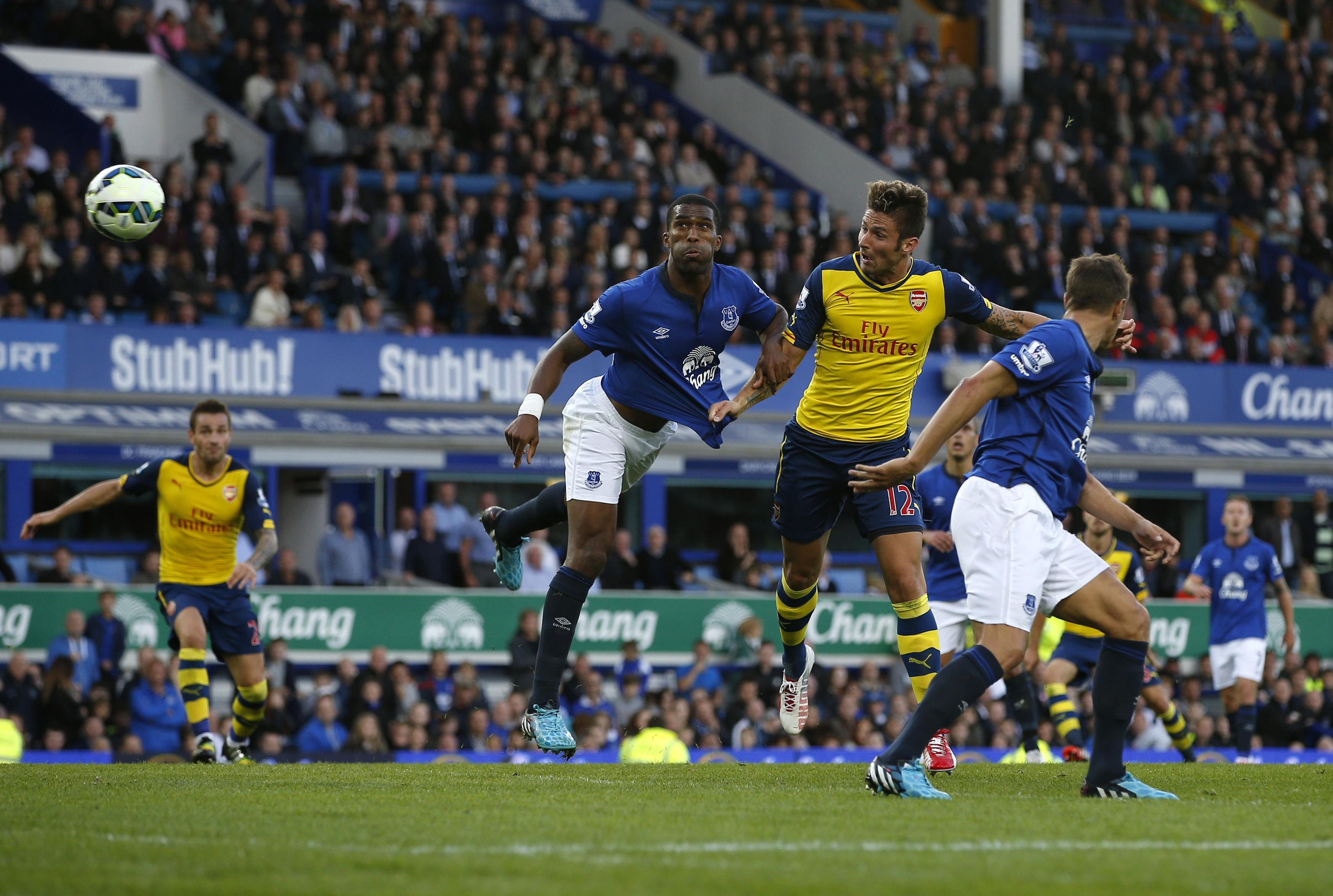 Giroud ghi b&agrave;n mang về 1 điểm qu&yacute; gi&aacute; cho Arsenal trước Everton