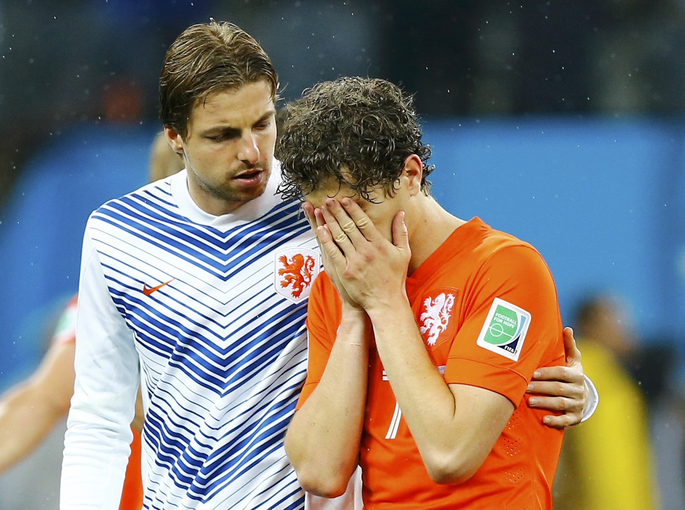 Thủ m&ocirc;n Tim Krul an ủi Janmaat