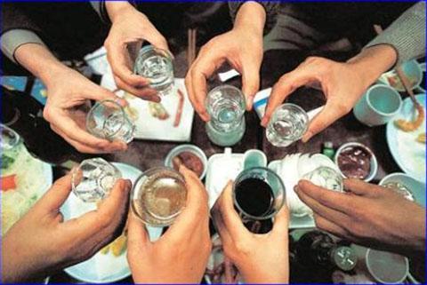 Các bác sĩ dự báo số ca ngộ độc rượu sẽ còn tăng cao trong Tháng Giêng-