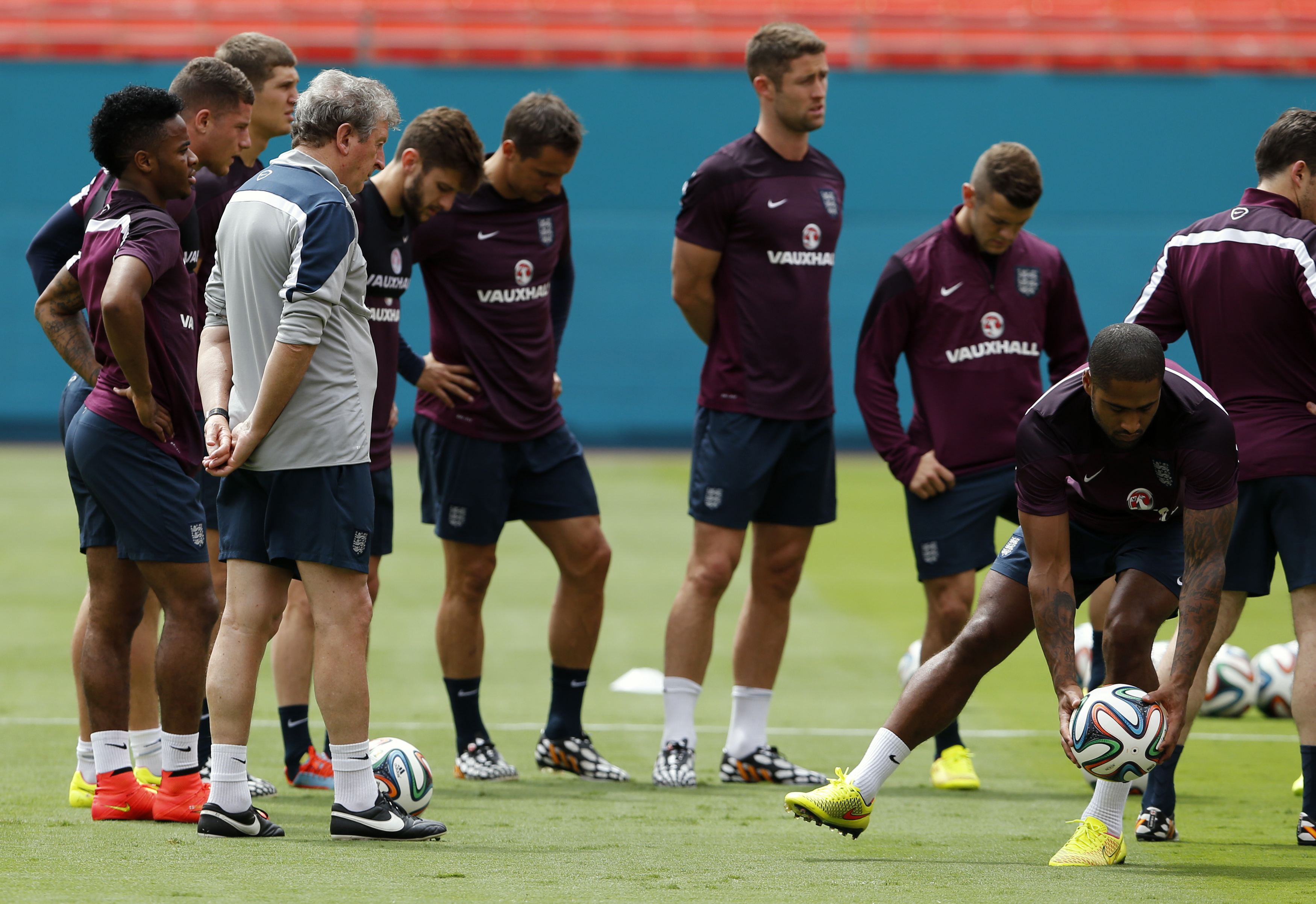 HLV Roy Hodgson và các cầu thủ tập luyện hôm 3-6