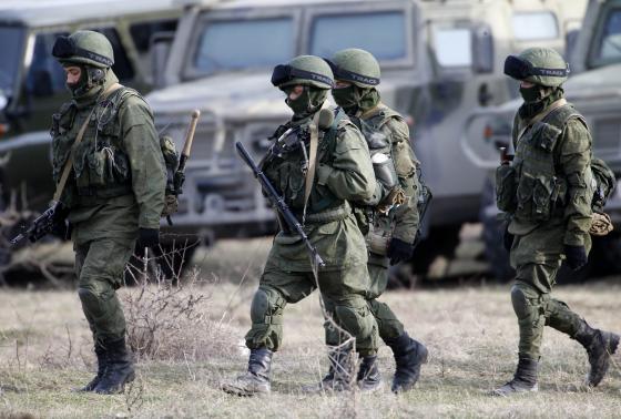 Qu&acirc;n đội được cho l&agrave; của Nga đi tuần ở gần khu căn cứ qu&acirc;n sự Ukraine. Ảnh: Reuters