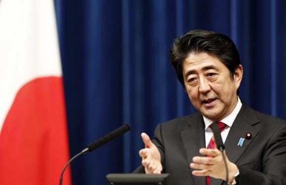 Thủ tướng Shinzo Abe  t&igrave;m c&aacute;ch củng cố quan hệ với c&aacute;c đồng minh cũng như th&uacute;c đẩy ng&agrave;nh c&ocirc;ng nghiệp quốc ph&ograve;ng trong nước. Ảnh: Reuters