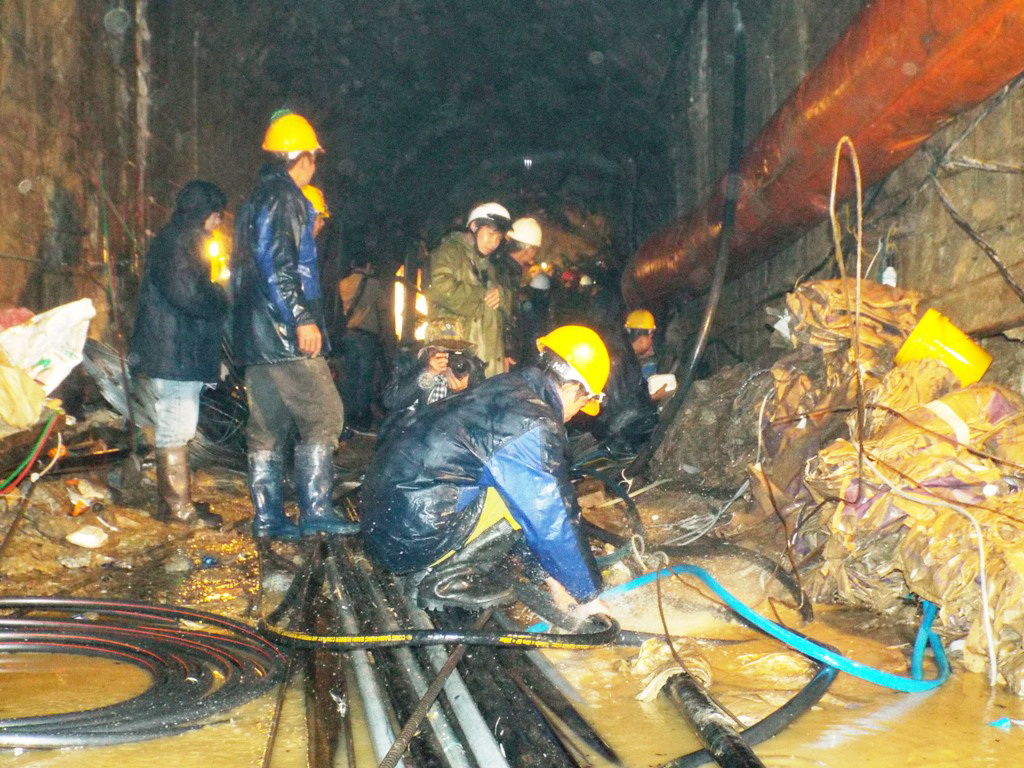 Tiến h&agrave;nh nhồi ống h&uacute;t nước v&agrave;o trong hầm