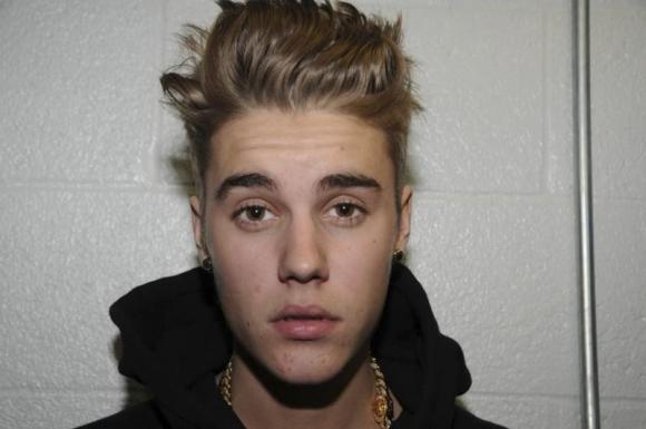 Justin Bieber bị quản chế vì ném trứng nhà hàng xóm