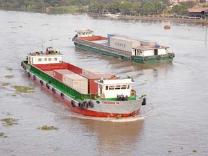 Truy nã giám đốc thuê sà lan mang đi bán phế liệu