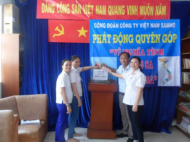 Công nhân Công ty Việt Nam Samho tại đợt quyên góp ủng hộ chương trình “Nghĩa tình Hoàng Sa, Trường Sa” do Công đoàn cơ sở phát động sáng 2-7