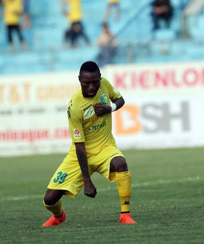 Samson xuất sắc nhất trận với c&uacute; hat-trick cho H&agrave; Nội T&T