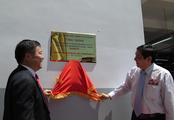 &Ocirc;ng Trần Thế Lưu, Trưởng ban Nội ch&iacute;nh Th&agrave;nh ủy TP HCM (b&igrave;a phải) v&agrave; &ocirc;ng Nguyễn Hồng Anh, Chủ tịch Hội đồng th&agrave;nh vi&ecirc;n SAMCO tại lễ gắn biển c&ocirc;ng tr&igrave;nh