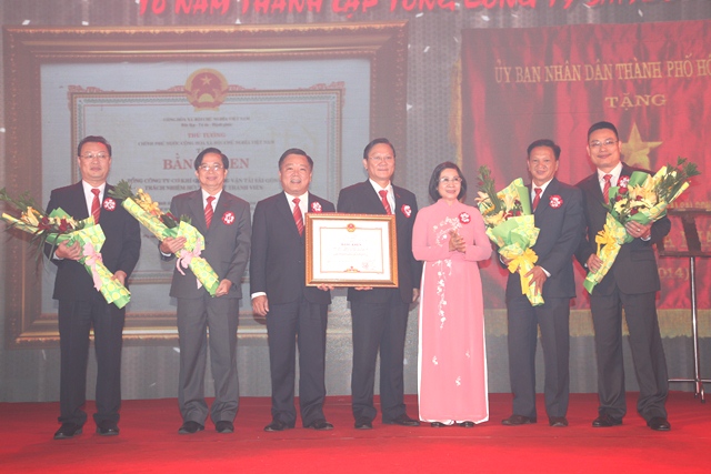 B&agrave; Nguyễn Thị Thu H&agrave;, Ủy vi&ecirc;n Trung ương Đảng, Ph&oacute; B&iacute; thư Th&agrave;nh ủy (thứ ba từ phải sang), trap bằng khen của Thủ tướng Ch&iacute;nh phủ cho đại diện SAMCO