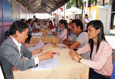Lao động tr&egrave; TP HCM t&igrave;m việc l&agrave;m tại s&agrave;n giao dịch