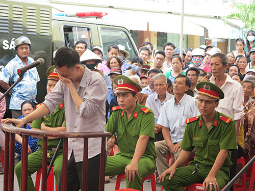 Kẻ đâm chết người yêu quỳ gối xin tha thứ