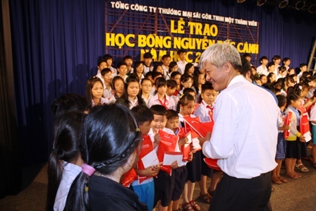 Lãnh đạo Satra trao học bổng cho con CNVC-LĐ
