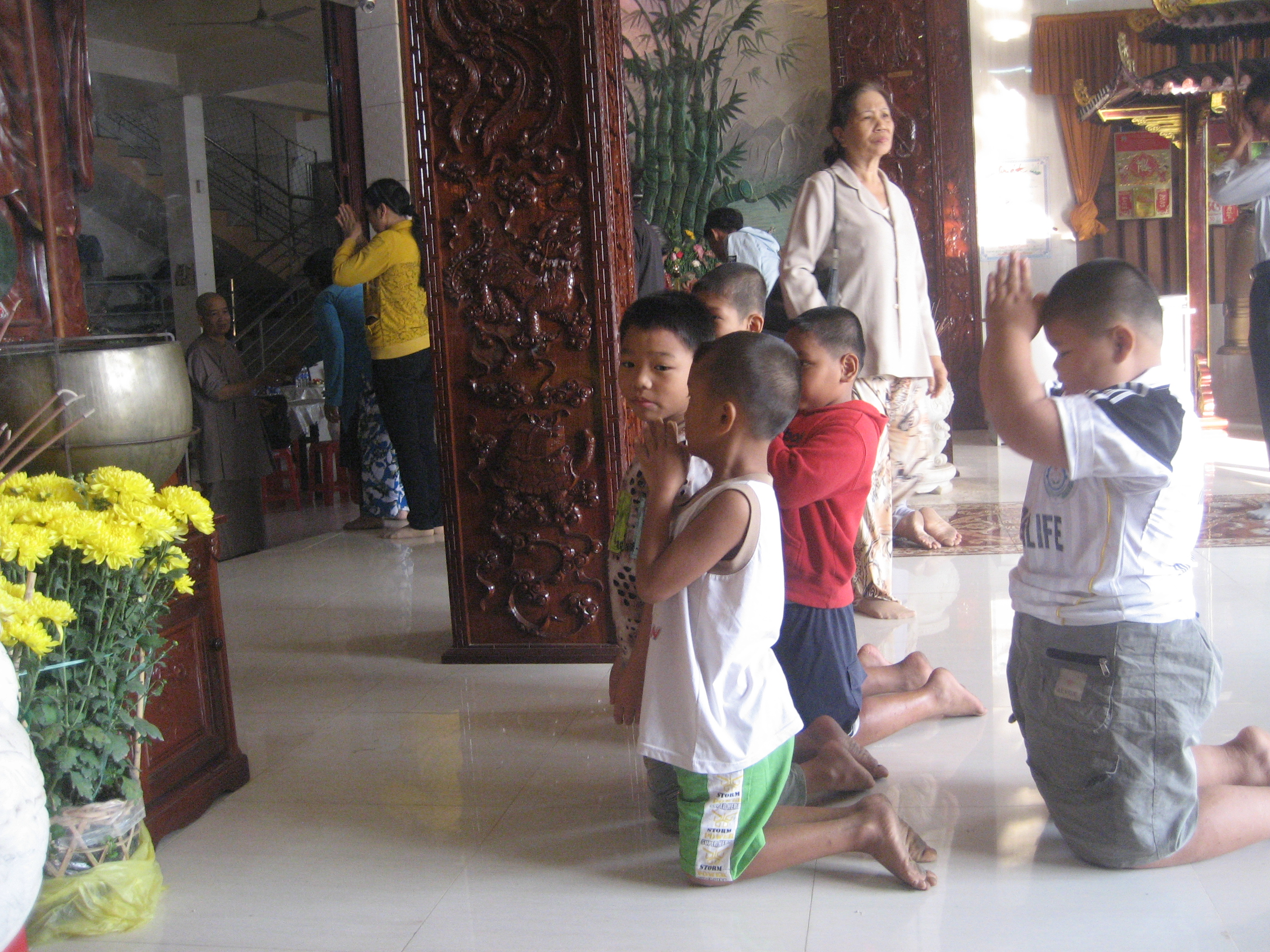Các cháu nhỏ chùa Bửu Trì khấn vái nơi thờ Phật