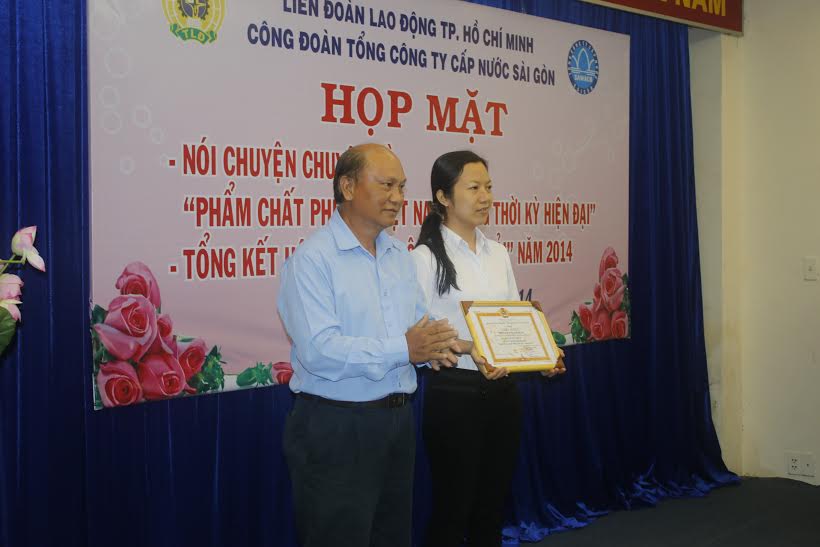 Ông Phan Văn Phùng, Phó bí thư Thường trực Đảng ủy Sawaco, trao giải nhất
cho thí sinh Nguyễn Huỳnh Dung Ảnh: KHÁNH AN