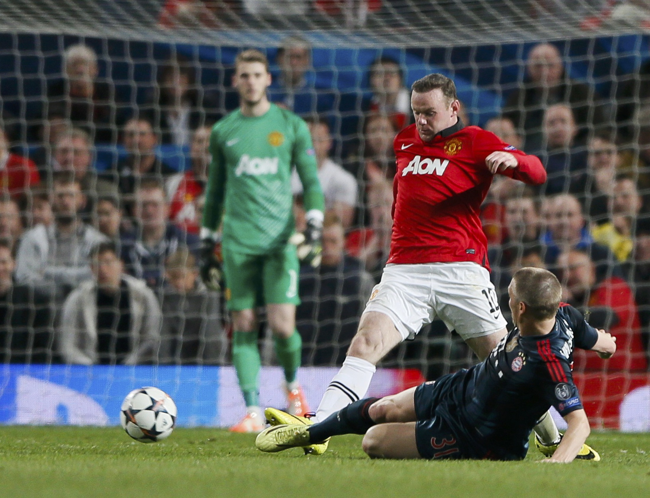nhưng đồng thời cũng l&agrave; tội đồ khi l&atilde;nh thẻ đỏ sau pha phạm lỗi với Wayner Rooney