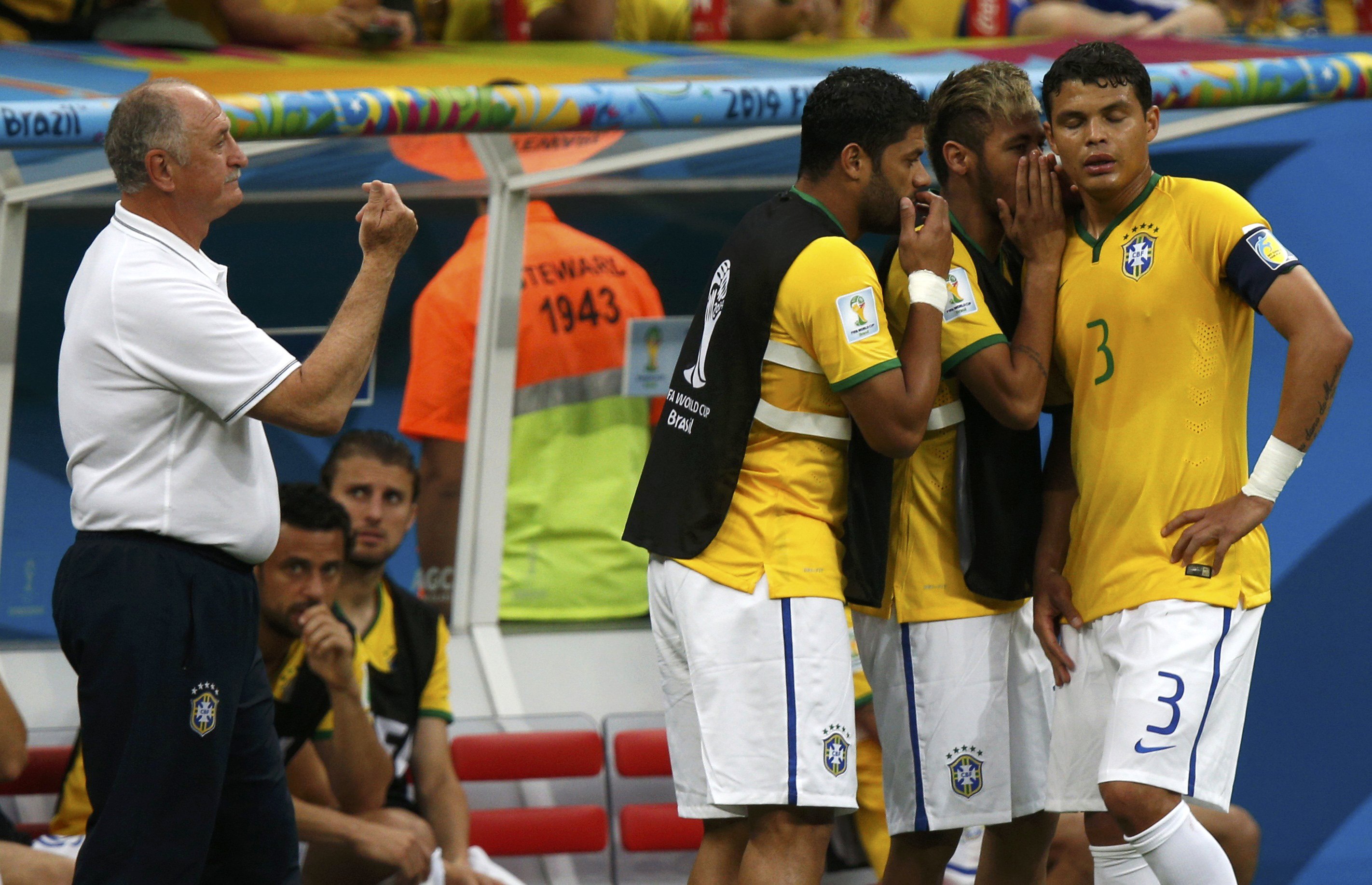 Neymar, Hulk v&agrave; HLV Scolari kh&ocirc;ng gi&uacute;p được g&igrave; nhiều cho Thiago Silva khi trung vệ đội trưởng Brazil li&ecirc;n tục g&acirc;y thất vọng