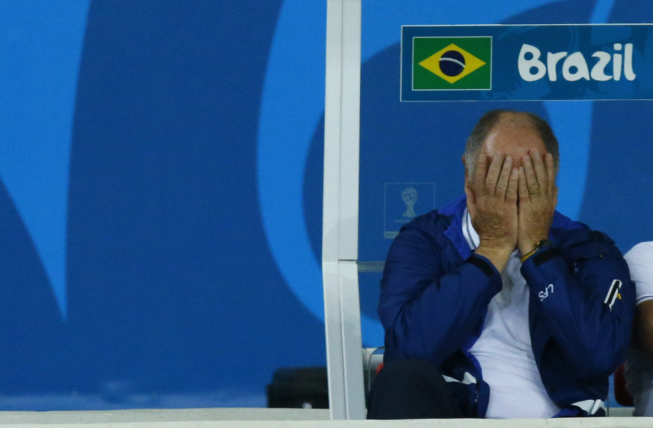 HLV Felipe Scolari &ocirc;m mặt kh&ocirc;ng tin v&agrave;o những g&igrave; đang diễn ra với c&aacute;c học tr&ograve; của m&igrave;nh, đặc biệt l&agrave; h&agrave;ng thủ