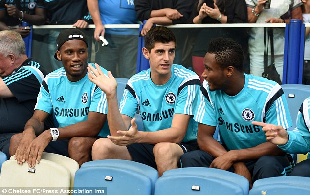 Didier Drogba, Thibaut Courtois v&agrave; Jon Obi Mikel tr&ecirc;n băng ghế dự bị