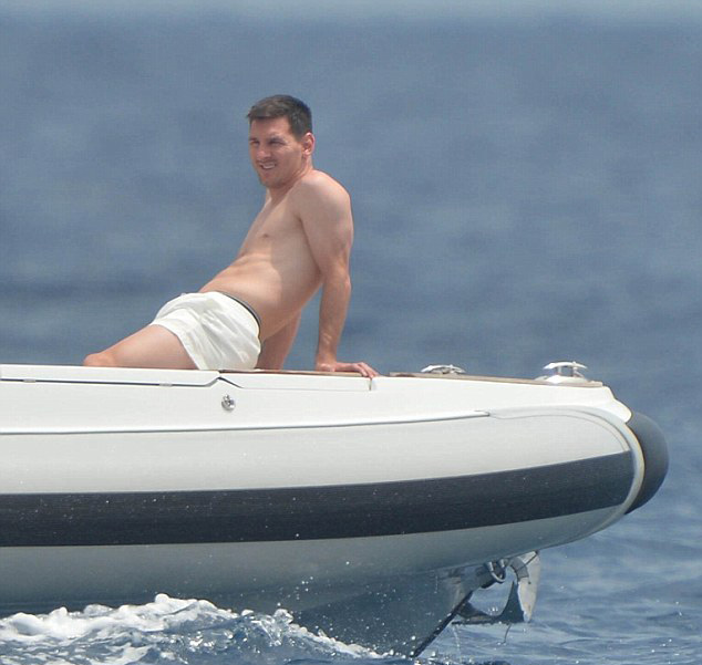 Messi v&agrave; bạn g&aacute;i ở đảo Ponza